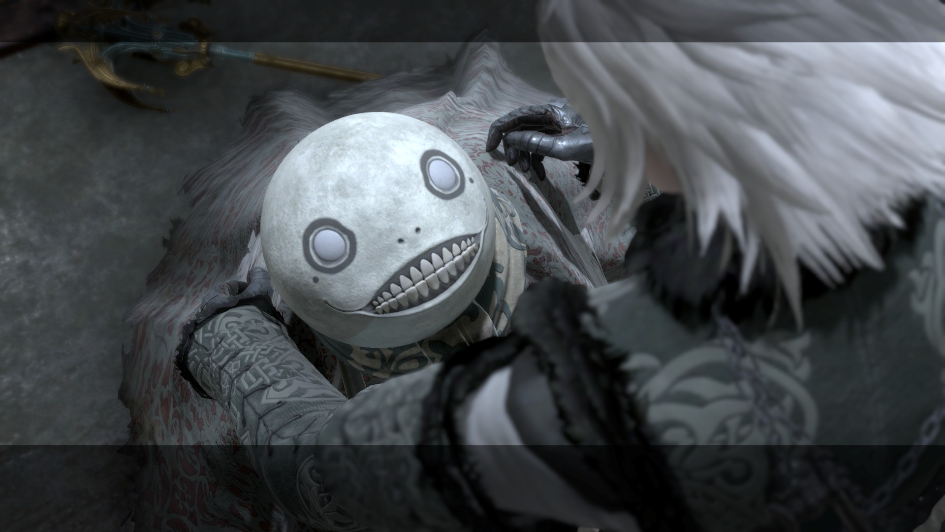 Un ser extraño en poncho mira y abraza al protagonista masculino, su cara es como si fuese una luna llena con ojos y boca que dan miedo